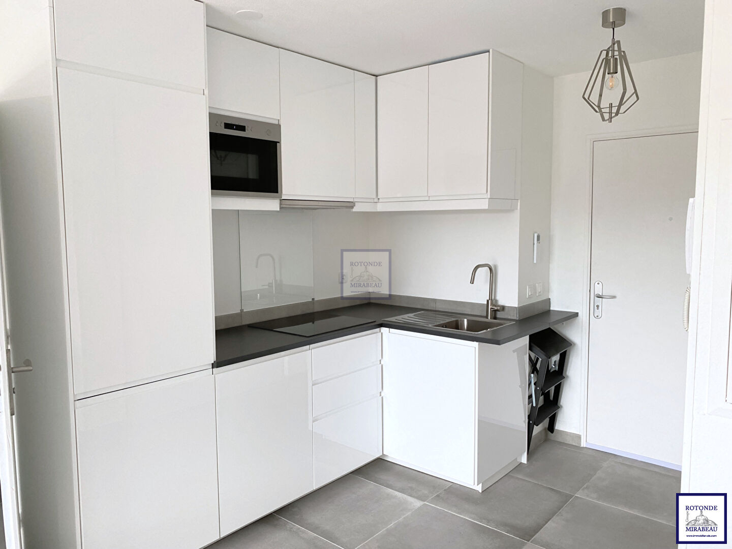 Location Appartement AIX EN PROVENCE séjour de 18.5 m²