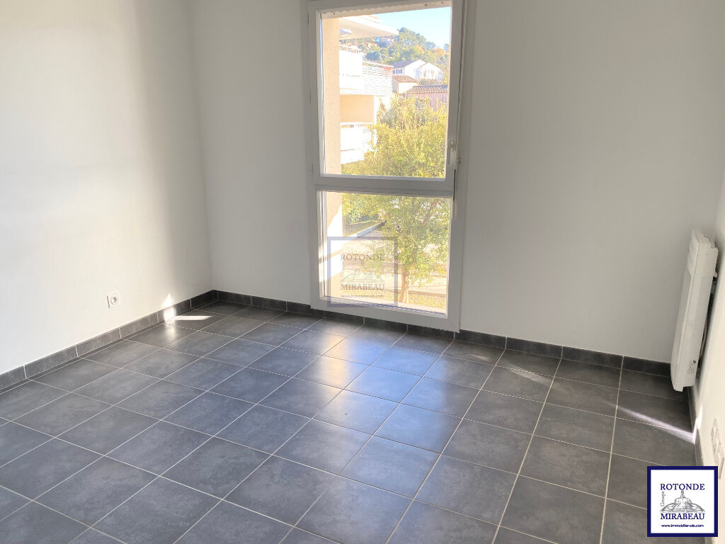 Location Appartement MEYREUIL séjour de 18.96 m²